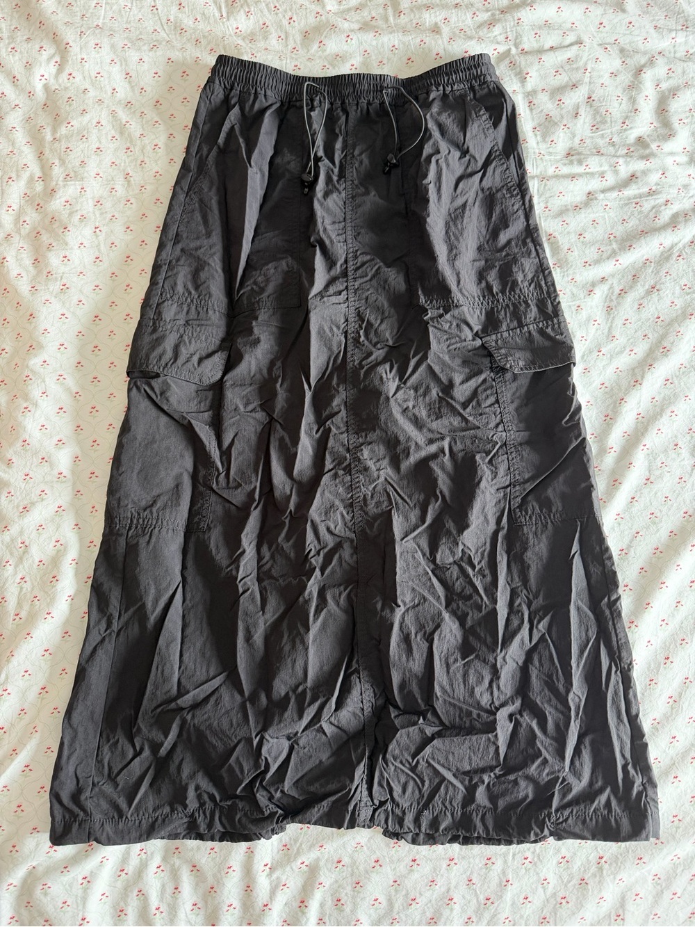 Uniqlo Black Midi Cargo Skirt with Drawstring Waist